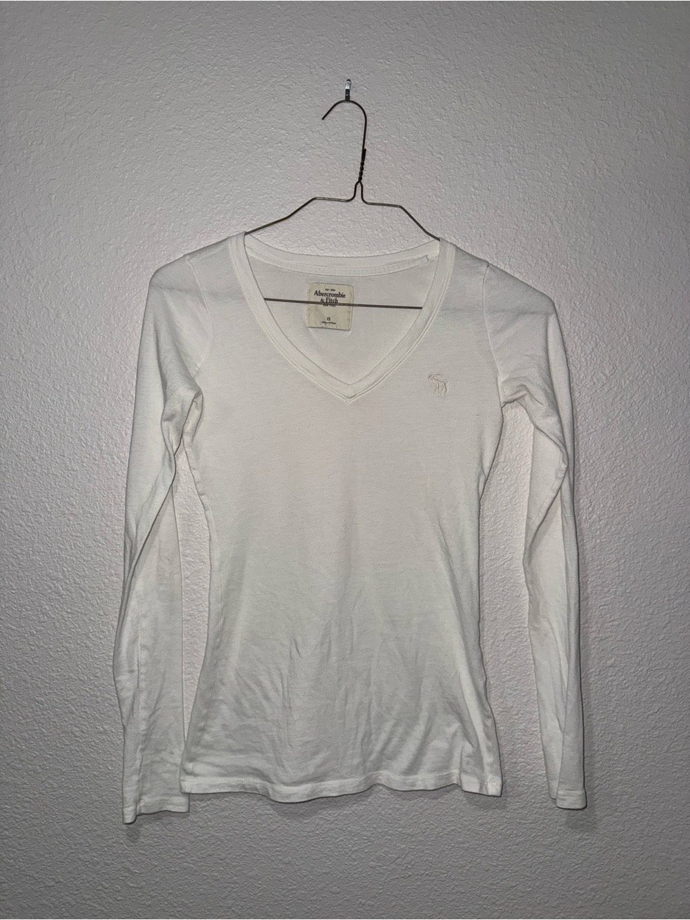 Abercrombie & Fitch Women's White V-Neck Long Sleeve Tee